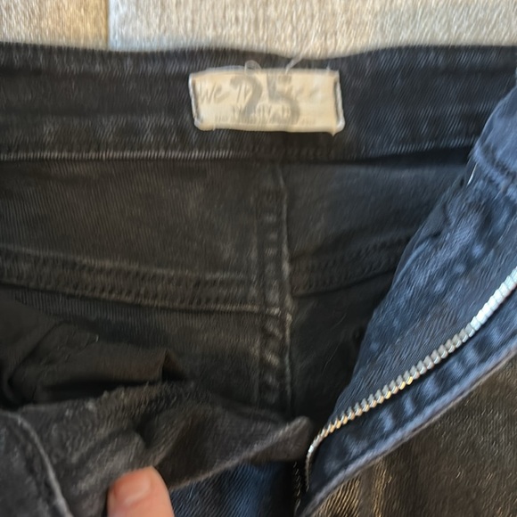 WE THE PEOPLE BLACK COATED WITH SHIMMER FRAYED HEM SKINNY JEANS SIZE 25 - Picture 6 of 10